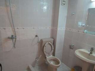 Хостелы Hostel Papagal Варна Семейный номер с ванной комнатой-1